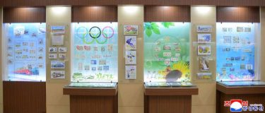 위대한 령도자 김정일동지의 탄생 80돐경축 우표전시회 개막