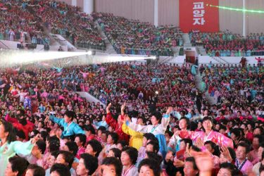 제５차 전국어머니대회 참가자들을 위한 축하공연 진행