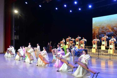 제８차 ４월의 봄 인민예술축전 첫 공연 성황리에 진행