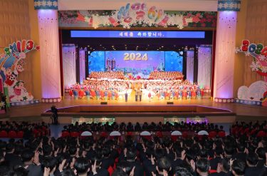 경애하는 아버지 김정은원수님을 모시고 학생소년들의 2024년 설맞이공연 성대히 진행